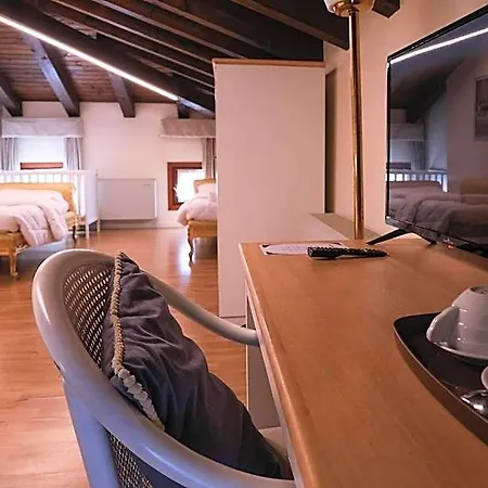 Sara With Pool And Parking Near Venice فندق