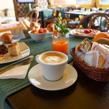 Sara Hotel 3*