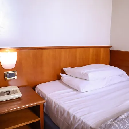 Hotel Sara 3*